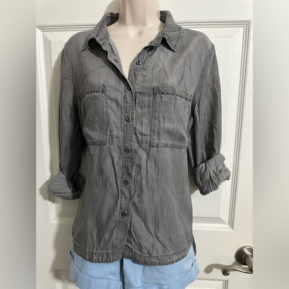 Billy T Beautiful Gray Button down blouse Size M